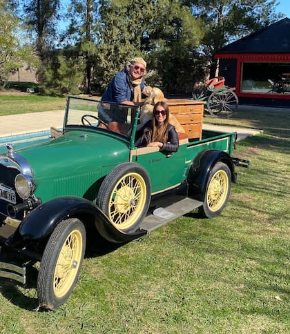 Una vez que el mural estuvo terminado, Pancho y Florencia (junto a Crack, el golden retriever del manager de modelos) decoraron la nueva habitación. Trasladaron los muebles en una chata Ford A de 1929.