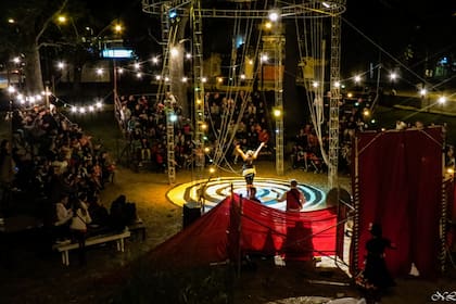 Una vez que ingresan, los propios artistas del Circo del Aire guían a las familias hacia las gradas, que tienen capacidad para albergar a unos 200 espectadores por función