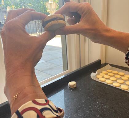 Una vez que las galletitas se enfrían se las unta con dulce de leche y se unen las dos tapas (Foto: Instagram @koninklijkhuis)