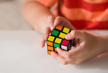 Una vez que se conoce la nomenclatura relacionada con el cubo Rubik, será más fácil tratar de armarlo