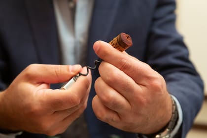 Una vez que un catador de vino abre una botella, lo primero que hace es oler el corcho. Si huele a vino, quiere decir que está en buenas condiciones, caso contrario es que no se ha conservado bien.