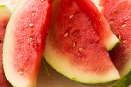 Una vez que una fruta o verdura es cortada, su interior normalmente protegido por la cáscara o piel queda expuesto al aire, las manos, utensilios y superficies (Foto ilustrativa: PIXABAY)