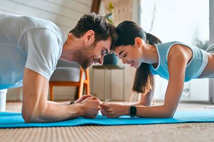 Una vez que uno se sienta cómodo con el ejercicio, tres series de ocho a doce flexiones dos veces por semana pueden ser un buen objetivo