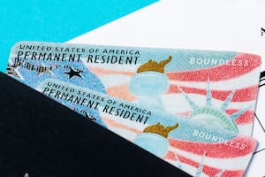 Revocación de la green card: las reglas del Uscis para rescindir la residencia permanente
