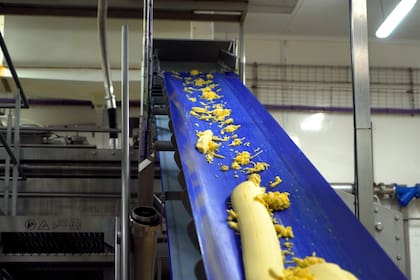 Una vez que ya están seleccionados los ingredientes, van a una zona de mezclado en donde se muelen, y empieza a tomar la consistencia necesaria para pasar al proceso de cocción.