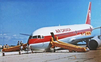 Una vez se detuvo la aeronave, los pasajeros descendieron por los toboganes de emergencia. No hubo heridos de gravedad.