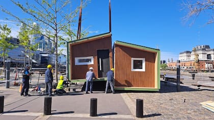 Una vez terminadas las casas modulares, se transportan en partes, en camiones con carretones, al terreno en donde se ubicarán