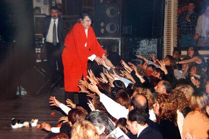 Una vez terminado el show, Sandro iba a su camarín. Cuando escuchaba las ovaciones y ante la insistencia del público, salía nuevamente al escenario, pero vestido con una bata roja. Eso se convirtió en algo habitual y pasó a ser un símbolo: la bata roja.