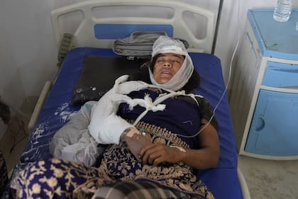 Una víctima del terremoto recibe tratamiento en el hospital de Bheri en Nepalgunj, Nepal, el sábado 4 de noviembre de 2023