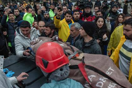 Una víctima es evacuada en Adana