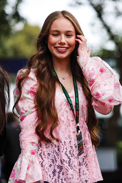 UNA VIDA JUNTO A OSCAR PIASTRI. Aunque se volvieron inseparables desde que se conocieron en el internado de Haileybury, Inglaterra (ambos tienen 23 años), hicieron oficial su noviazgo en febrero de 2022, después de que Piastri compartiera una foto en los Autosport Awards de ese año.
