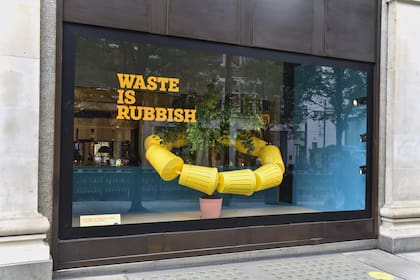 Una vidriera en Selfridges que destaca su intento de reducir su dependencia de materiales vírgenes y su producción de residuos.