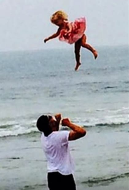 Una vieja costumbre: en abril, Johnson habría recibido críticas por hacer lo mismo con su hija, Maxwell
