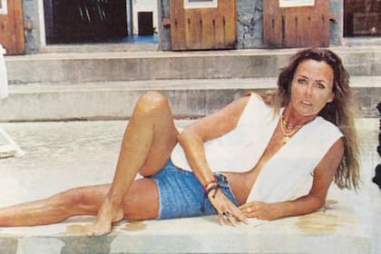 Una vieja imagen de Claudia posando en la puerta de su casa de Saint-Thomas, en 1993, el año de la muerte de Nono, su gran amor y socio creativo.