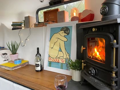 Una vieja salamandra, pintoresca y utilitaria
@doubledeckerhome