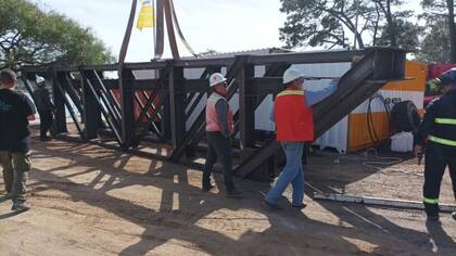 Una viga que colocarán como contención para evitar la caída del puente de La Barra