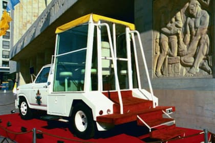 Una visión desde atrás del Papamóvil, donde se ve por dónde ascendió a él el Papa Juan Pablo II en su visita a la Argentina el 11 y 12 de junio de 1982