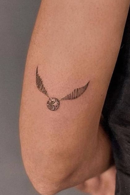Una visión más cercana del tatuaje de la "snitch dorada" del juego que practican en Harry Potter y que Antonela Roccuzzo se hizo en su brazo izquierdo