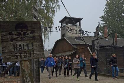 Una visita a Auschwitz es increíblemente exigente y sombría, expresa una guía del museo conmemorativo.