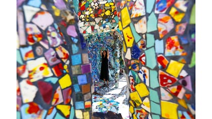 Una visitante admirando el trabajo en conjunto de Gonzalo Duran y Cheri Pann