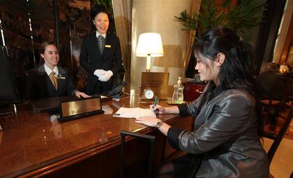 Sectores como la hostelería, el turismo, el comercio internacional, la construcción y los servicios administrativos lideran la creación de empleo en este distrito (Archivo)