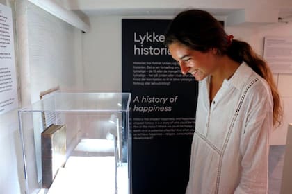 Una visitante en una de las salas del Museo de la Felicidad de Copenhague