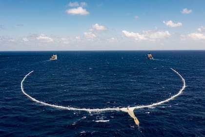 Una vista aérea de la enorme red de 800 metros de Ocean Cleanup, la iniciativa que busca remover la basura plástica en el océano Pacífico