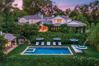 Una vista aérea de la imponente mansión.