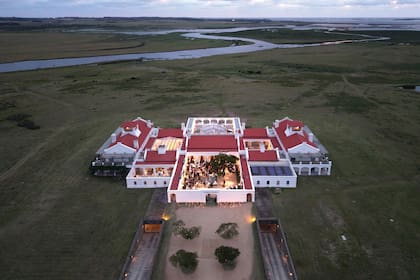 Una vista aérea de la imponente Estancia Vik, emplazada cerca del faro de José Ignacio y diseñada por Carrie y Alex Vik y el arquitecto uruguayo Marcelo Daglio