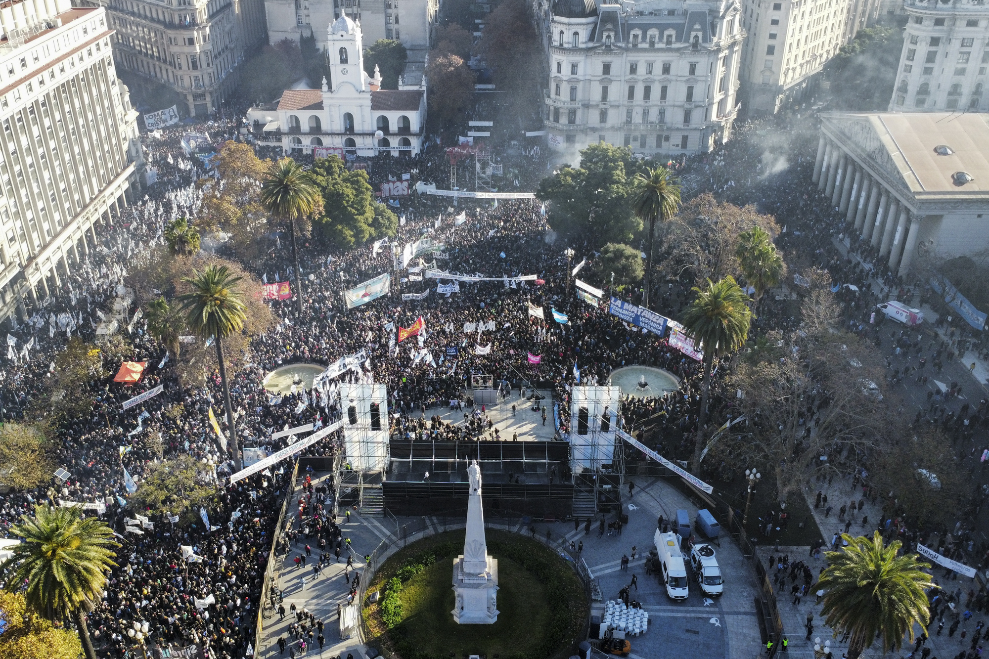 Una vista aérea de la Plaza de Mayo con los militantes a la espera del discurso por audio de Cristina Kirchner