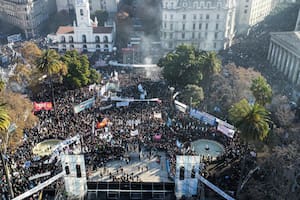 Una vista aérea de la Plaza de Mayo con los militantes a la espera del discurso por audio de Cristina Kirchner