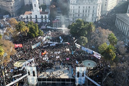 Una vista aérea de la Plaza de Mayo con los militantes a la espera del discurso por audio de Cristina Kirchner