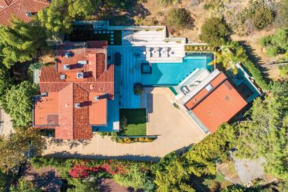 Una vista aérea de la propiedad, construida en un lote de casi 1760 metros cuadrados.