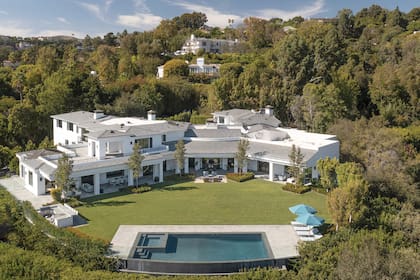 Una vista aérea de la propiedad, ubicada en la exclusiva zona de Bel-Air y construida en el año 1936 por Paul Williams, conocido como “el arquitecto de Hollywood” por diseñar las casas de numerosas celebridades, entre las que estuvieron Frank Sinatra y Lucille Ball.