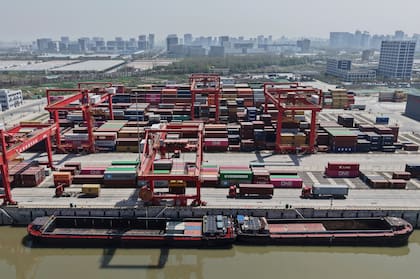 Una vista aérea de la Terminal de Contenedores Xiasha, en el canal de Hangzhou, el domingo 6 de abril de 2025, en la provincia de Zhejiang, en el este de China. (Chinatopix vía AP)