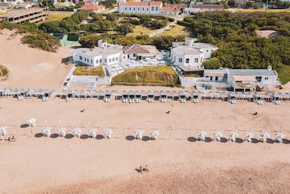Una vista aérea de La Virazón, club de playa que fundaron, en 1970, un grupo de huéspedes frecuentes del ex hotel Quequén