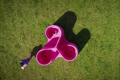 Una vista aérea de Lapee, con los tres mingitorios unidos; no tiene puertas para acelerar la entrada y salida; está elevado para mantener la privacidad