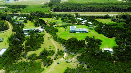 Una vista aérea de los dominios en primera fila al Atlántico. La casa tiene dos plantas, la superior toda reservada para los dueños de casa. Sobre la ruta 10, que lleva a José Ignacio, un cartel rústico que dice Guanahani marca la entrada a su paraíso uruguayo.