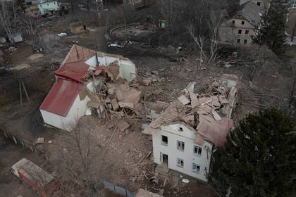 Una vista aérea de los restos de la casa de la cultura local luego de un ataque aéreo nocturno en el pueblo de Byshiv, a 40 kilómetros al oeste de Kiev, Ucrania, el viernes 4 de marzo de 2022