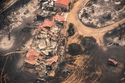 Una vista aérea de un área destruida después de un incendio forestal en Bairnsdale, Australia.