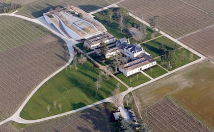 Una vista aérea del Chateau Cheval Blanc, en Burdeos, donde está Saint-Emilion, una centenaria bodega premium (sus vinos tienen la máxima calificación) que Arnault adquirió en 1998.