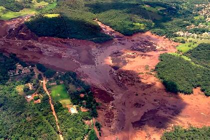 Una vista aérea del desborde del dique, cerca de la localidad de Brumadinho en el sudeste de Brasil