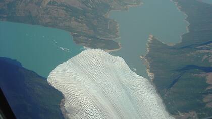 Una vista aérea del glaciar Perito Moreno donde se puede apreciar la lengua de hielo apoyada sobre la Península de Magallanes, a la izquierda el Canal de los Témpanos y a la derecha el Brazo Rico. La toma es del 2004