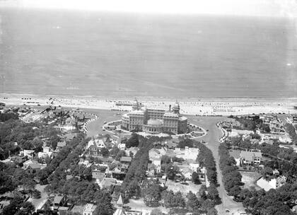 Una vista aérea del hotel que está frente al río de la Plata.