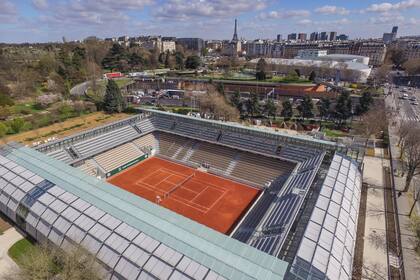 Una vista aérea del nuevo estadio de Roland Garros, con la Torre Eiffel de fondo