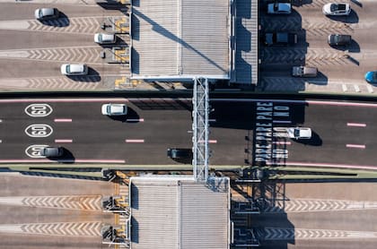 Una vista aérea del peaje Parque Avellaneda, con los pórticos inteligentes en funcionamiento