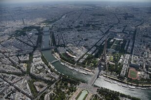 Una vista aérea del río Sena y la torre Eiffel