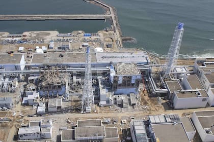 Una vista aérea las ruinas de la central nuclear de Fukushima en marzo de 2011