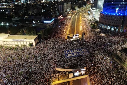 Una vista aérea muestra a los manifestantes de Tel Aviv el pasado 22 de julio, parte de una marcha de varios días para protestar contra el proyecto de ley de reforma judicial del gobierno (Photo by Jack GUEZ / AFP)