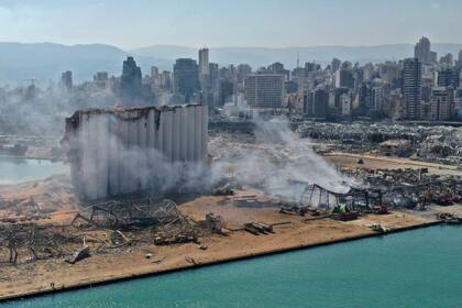 Una vista aérea muestra el daño masivo en los silos de granos del puerto de Beirut y el área a su alrededor, un día después de la explosión en el puerto